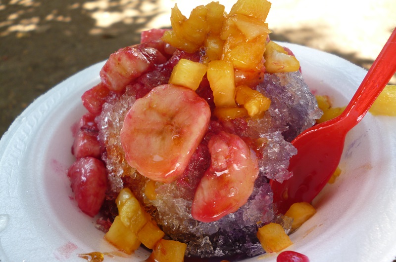 Minuta de tres sabores: jarabe de uva, fresa y piña, con cobertura de guineo, piña picada y jalea de tamarindo. | Karen Aparicio